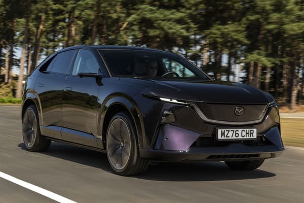 Mazda 全新純電 SUV 正式上路！魂動造型加大螢幕內裝對決 Model Y