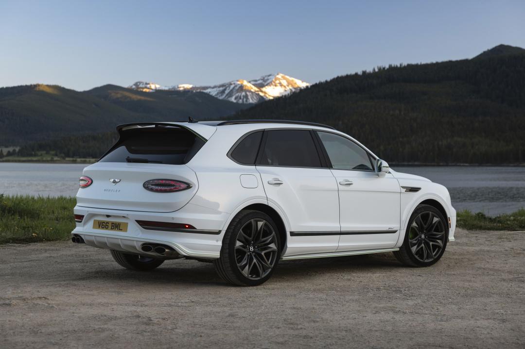 Bentley Bentayga Speed透過黑化外觀套件營造更加強烈的性能氣勢。