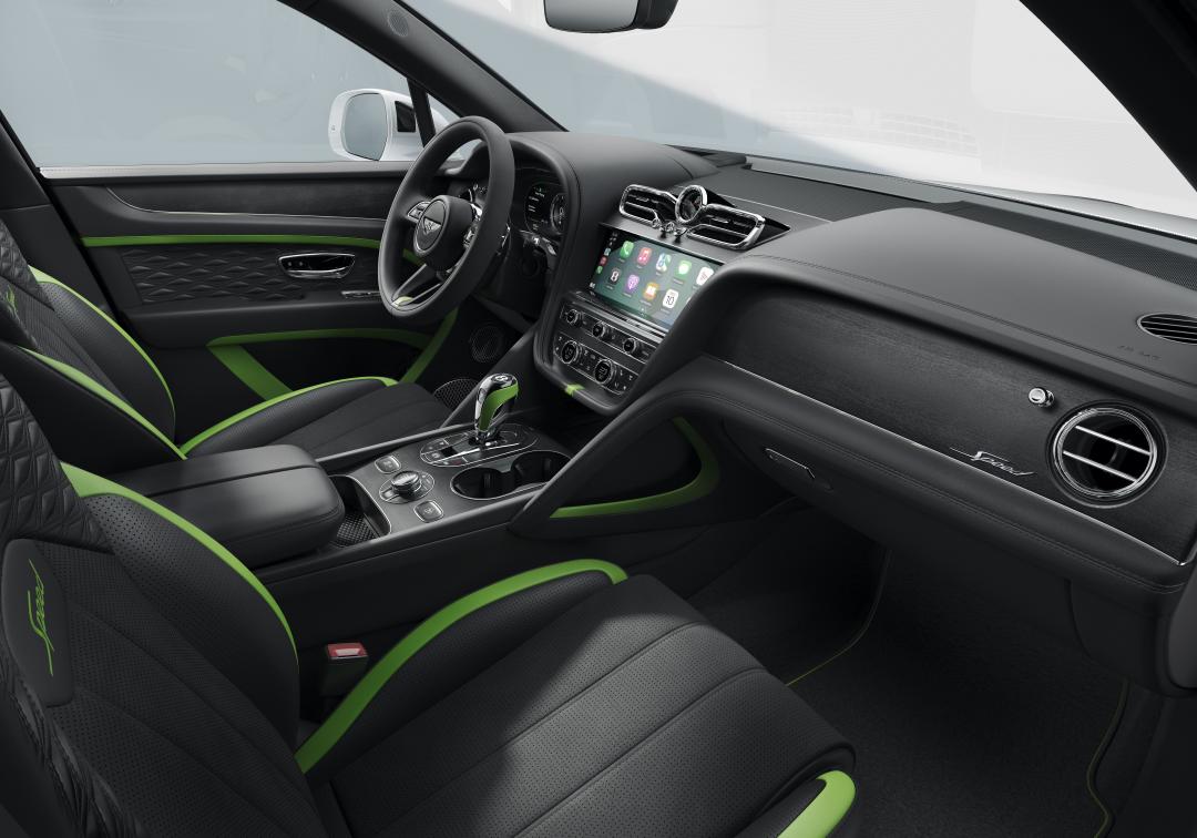 Bentley Bentayga Speed內部採雙色配置，且隨處可見Speed字樣做為性能身分識別。