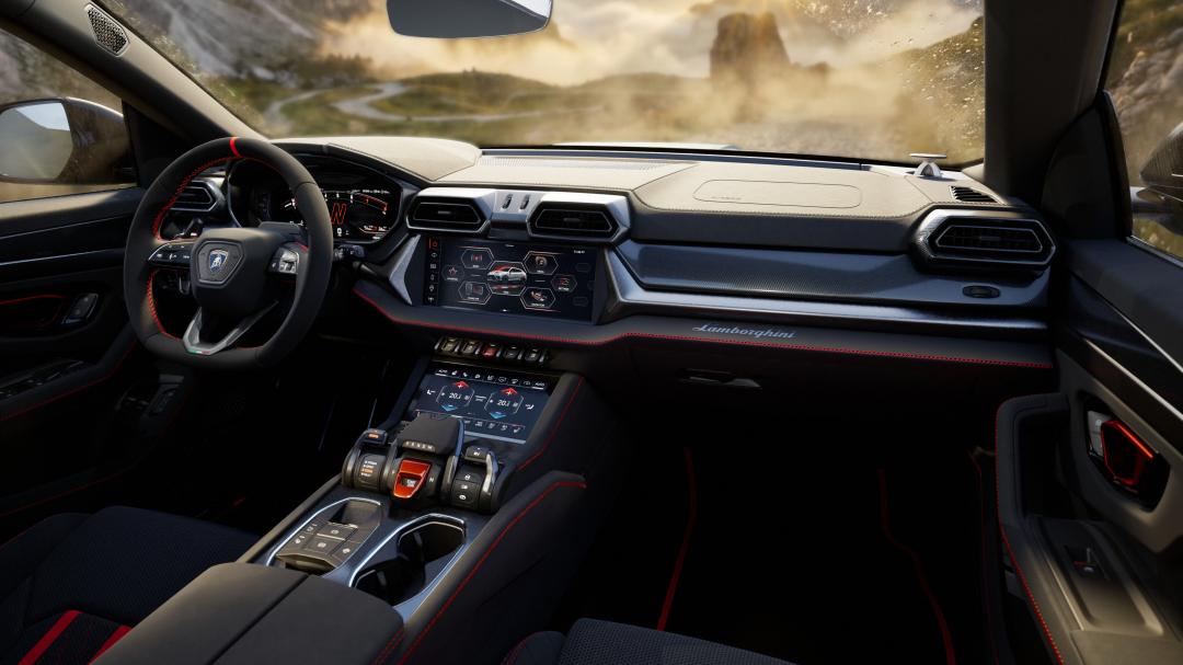 Urus SE Performante採用大量麂皮鋪陳的座艙極具戰鬥氣息。