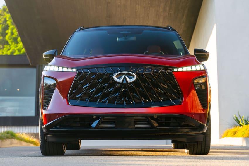 全新 QX65 擁有霸氣十足的動感面容。