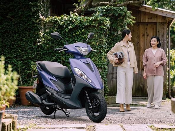 YAMAHA Jog 125車身約95kg，加上僅約735mm的座高，輕巧特性對小個子女性使用者來說相當友善。