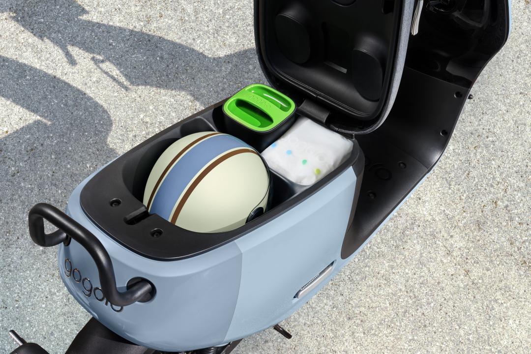坐墊下有28公升置物箱，（可放 3/4 + 1/2 安全帽）     ，透過分層設計，讓物品收納井然有序。