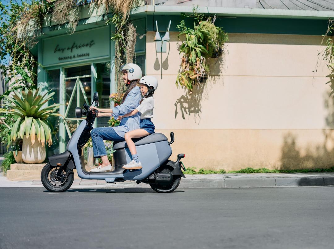 Gogoro EZZY安全配備也不含糊，標配前後雙碟煞與SBS連動煞車系統，遇到前方突發狀況導致緊急煞車，也依然穩定煞停避免意外。