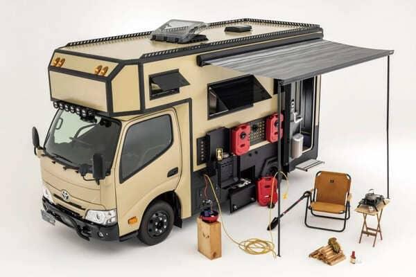 Toyota 平價貨卡化身越野露營車!座艙變成舒適套房 實用家電一應俱全