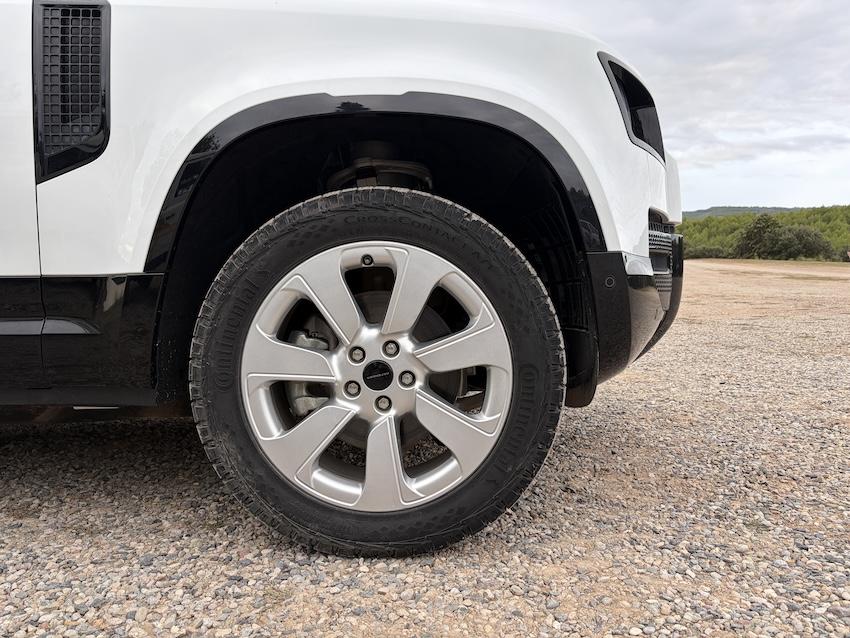 CrossContact A/T2 使用於 Defender、Hilux 等越野車款。