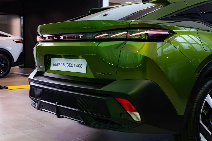 車尾採用 PEUGEOT 發光字樣展現新意。