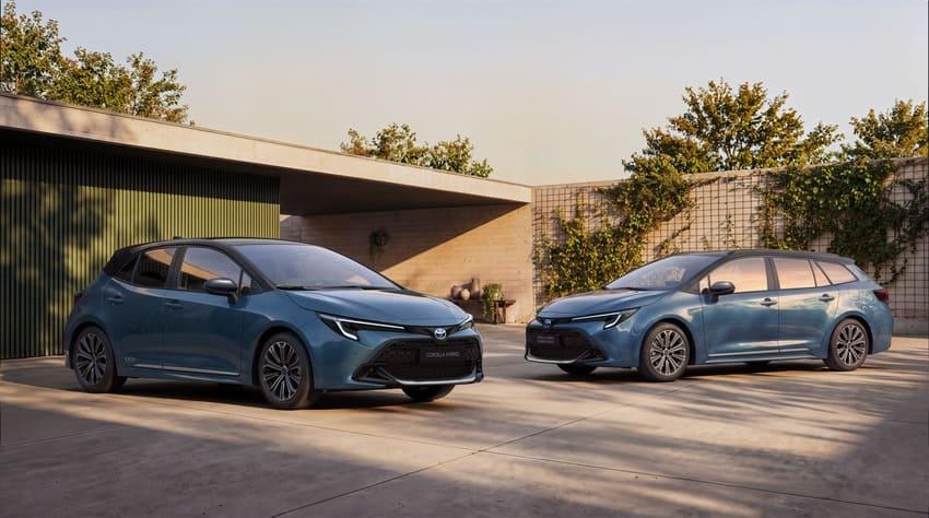Hatchback 五門掀背及 Touring 旅行車採用北極藍車身搭配黑車頂的雙色塗裝。