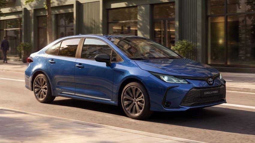 Sedan 四門房車採用月光藍專屬車色。