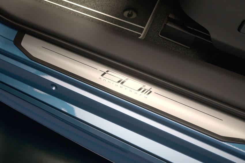 車內皆具備 60th Anniversary 專屬迎賓門檻。