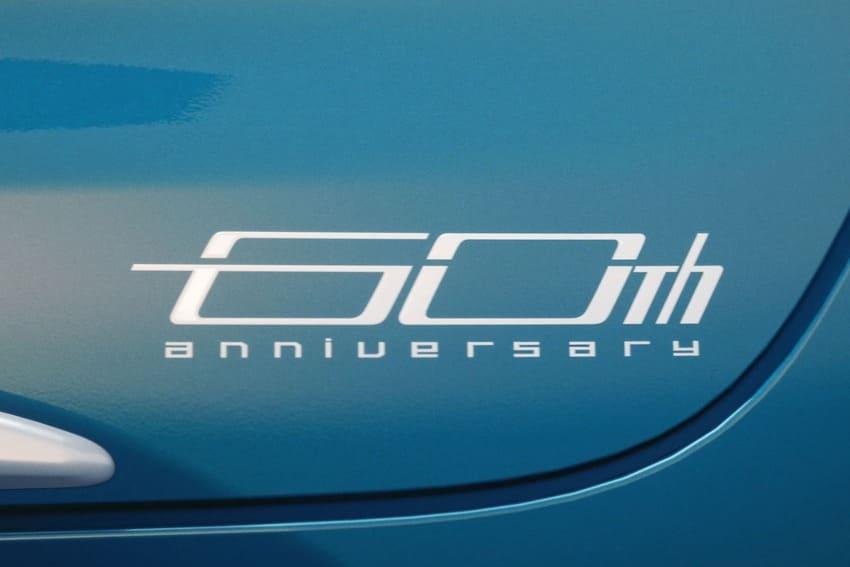 車尾加入 60th Anniversary 專屬徽飾。