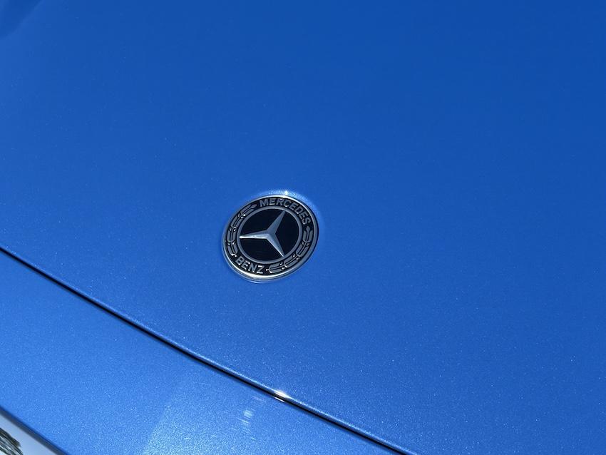 車頭的賓士廠徽，同時也是前置物箱的開關。