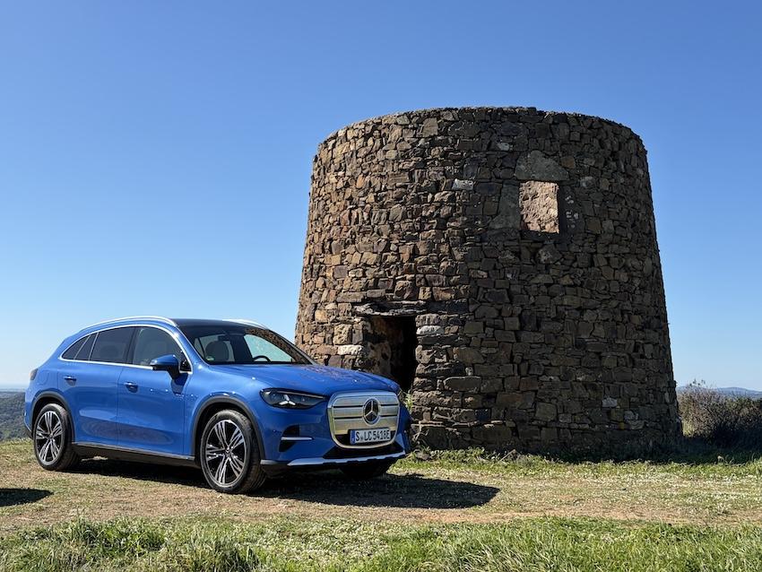 800V 架構、AI 座艙重新定義豪華電動休旅！賓士純電 GLC 葡萄牙試駕