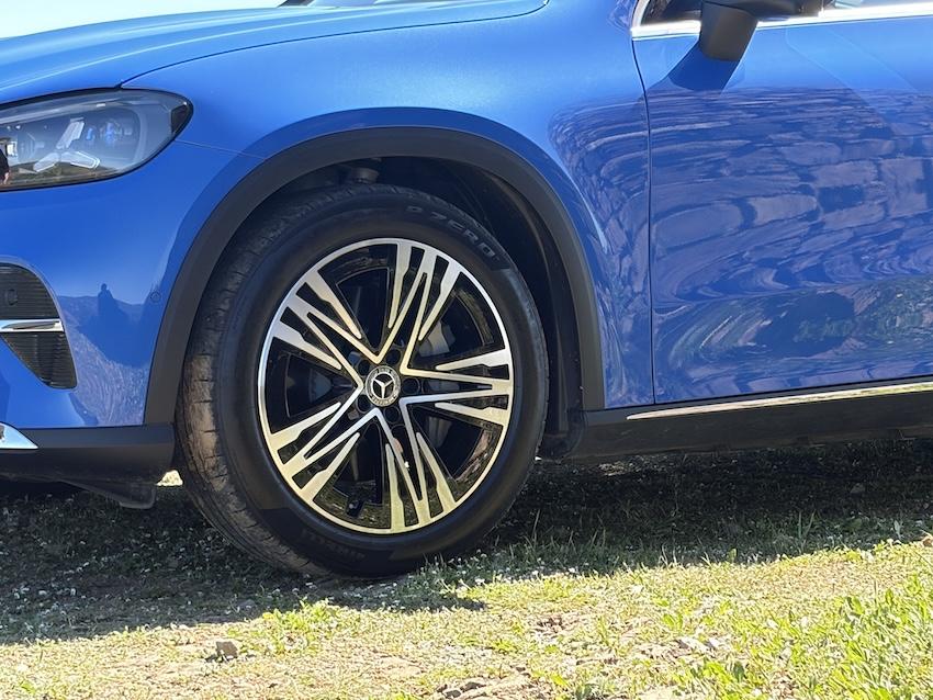 媒體試駕車為 235/50 R20 輪胎，最大可更換到 21 吋輪圈。
