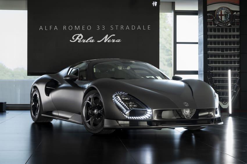 愛快羅密歐發表全球僅此一輛的 33 Stradale Perla Nera 客製化毒蛇超跑。