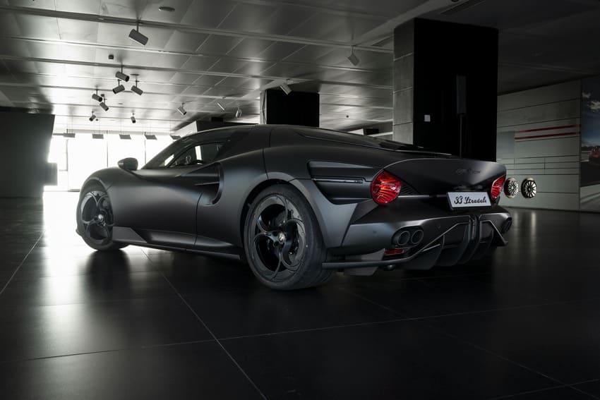 最美毒蛇超跑 33 Stradale 特仕亮相！黑化風格加持有如現實版蝙蝠車