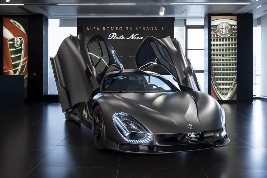 最美毒蛇超跑 33 Stradale 特仕亮相！黑化風格加持有如現實版蝙蝠車
