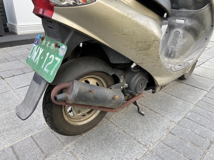 若機車排氣管相關設備不完整、損壞未修復，或擅自變更原有規格影響行車安全，最高罰 1,800 元。