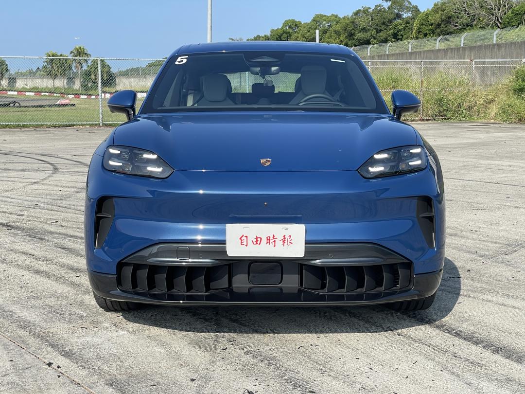 車頭採用纖細LED矩陣式頭燈，並取消傳統水箱護罩，前保桿下方設有主動式進氣導流板。