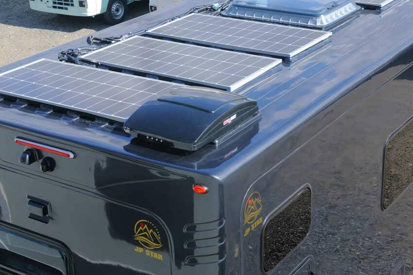 車頂設置太陽能板補充電力。