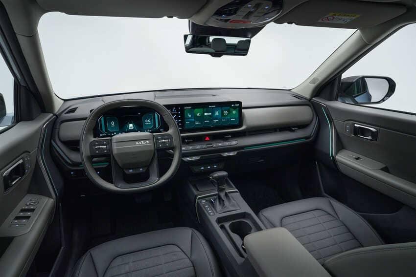 車內以雙 12.3 吋螢幕搭配 5.3 吋空調面板的新世代駕駛介面作為科技亮點。