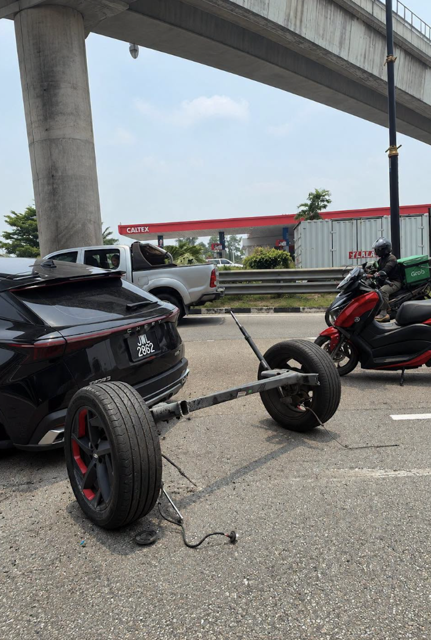 中國奇瑞汽車旗下的 Omoda 5，在行駛中整個後軸連同雙後輪一起脫落，與車身底盤分離。
