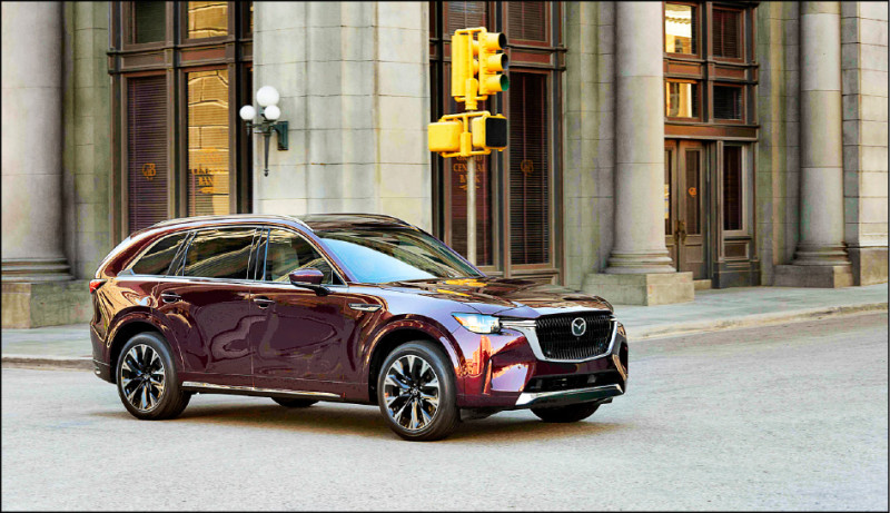 新年式CX-90擁有雙前座導流式通風座椅、大型全彩HUD與進階安全防護，展現旗艦姿態。
