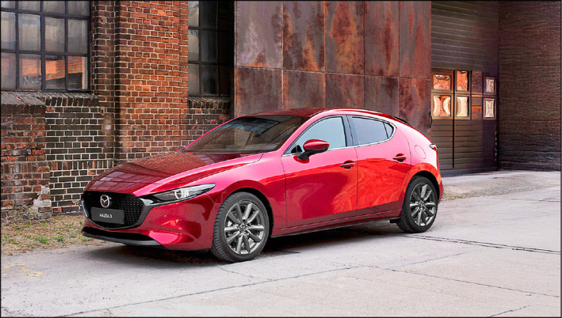 2027年式Mazda 3從車系起點即配置前擋投影式全彩HUD，結合更周延的駕駛輔助科技，滿足都會消費者需求。