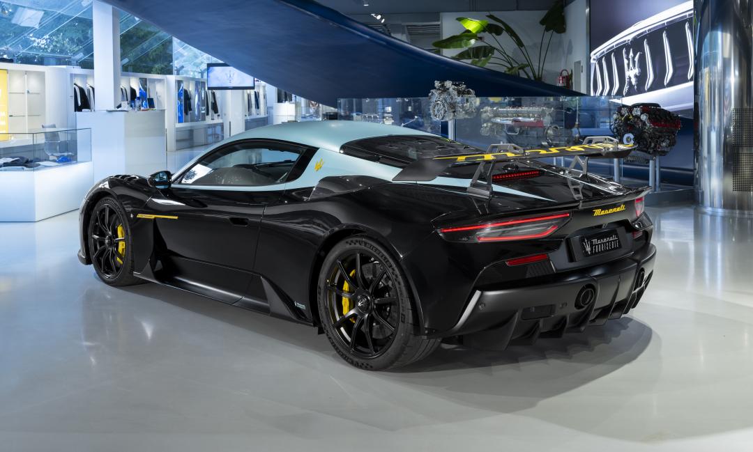 中央單孔鎖定輪圈及大型擾流尾翼設計透露GT2 Stradale Tribute to MC12身為道路版賽車的獨特定位。
