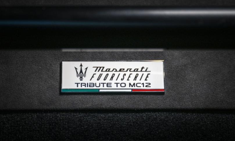 車內Tribute to MC12專屬銘牌彰顯全球唯一的獨特身分和紀念意義。