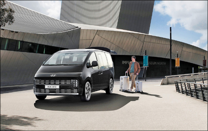 Hyundai Staria小改款正式上市，首度導入1.6升渦輪油電動力，提供更強勁的性能，售價164.8萬元起。