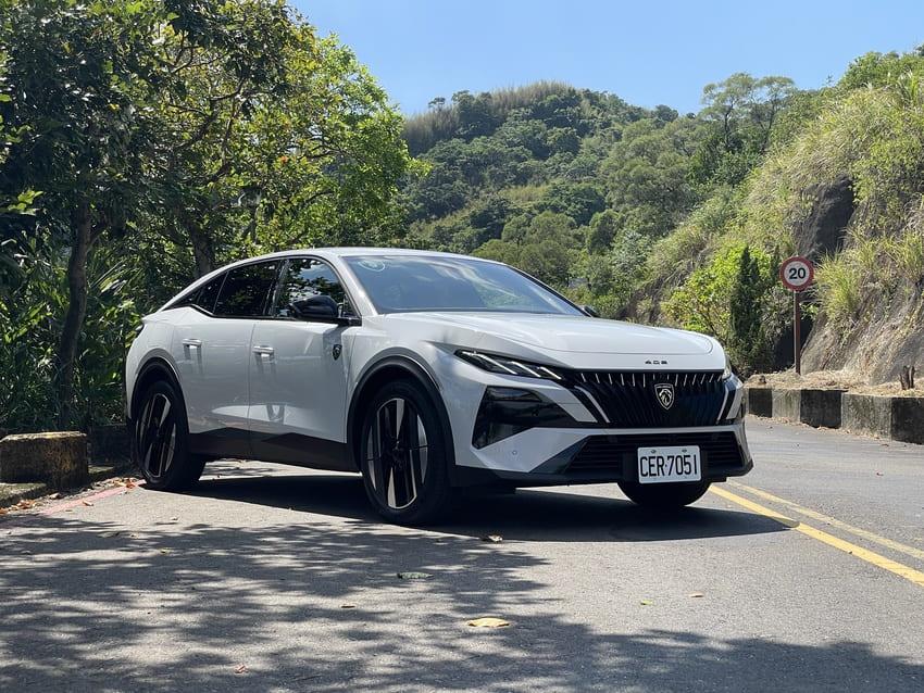 法獅跨界轎跑帥出新高度 油電動力同步升級！小改款 Peugeot 408 上路試駕