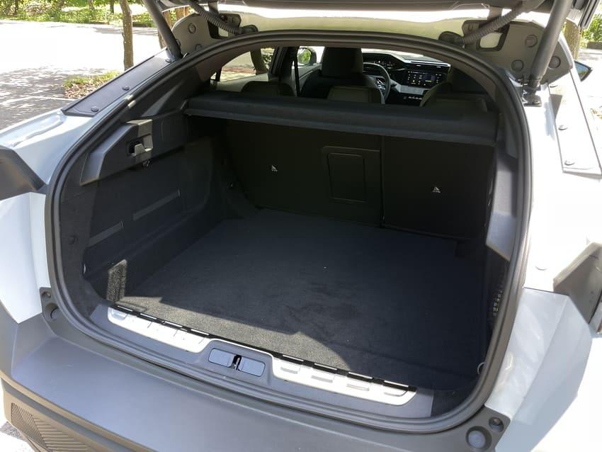 法獅跨界轎跑帥出新高度 油電動力同步升級！小改款 Peugeot 408 上路試駕