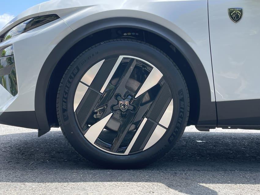 法獅跨界轎跑帥出新高度 油電動力同步升級！小改款 Peugeot 408 上路試駕