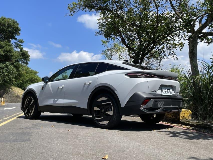 法獅跨界轎跑帥出新高度 油電動力同步升級！小改款 Peugeot 408 上路試駕
