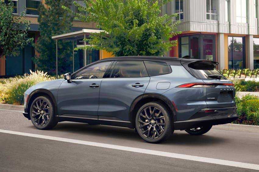 Crown Estate 擁有結合 SUV 與旅行車的跨界外型設計。
