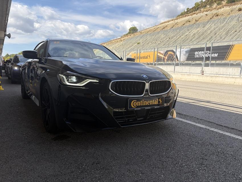 測試車款同樣都為 BMW 230i，台灣未販售。