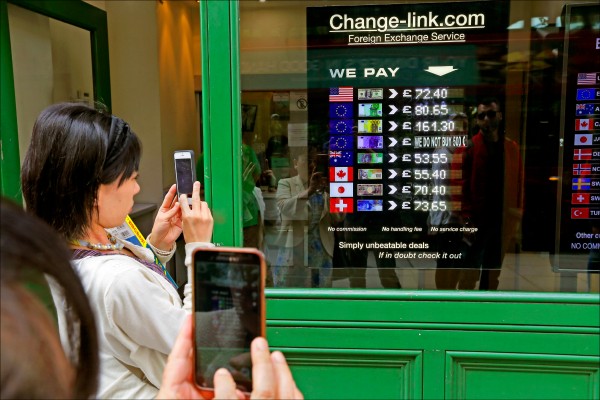 脫歐第1槍 英信評遭降至負向