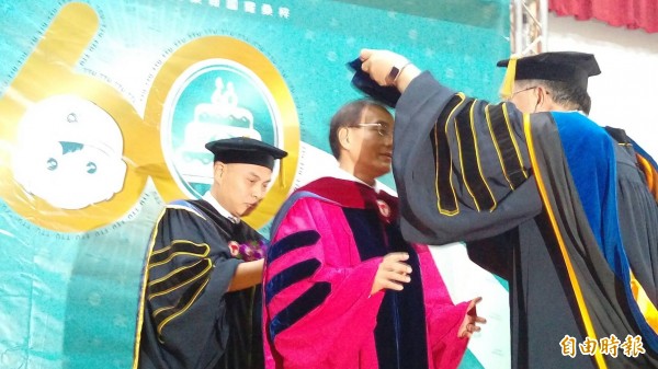 夏普戴正吳獲頒名譽博士  勉學子差異化定位自我