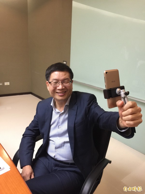 華碩沈振來玩直播靠美顏 笑稱剛從韓國回來