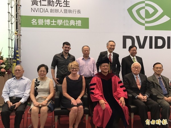 半導體教父曾拒用email？ 黃仁勳爆料張忠謀軼事