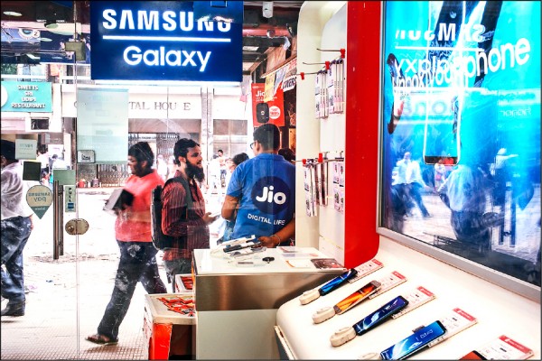 手機產能拚倍增 三星錢進印度搶市場