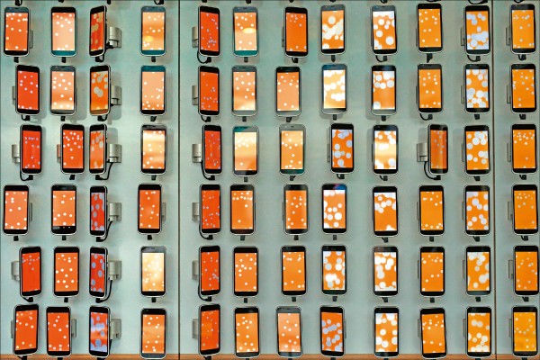 ＜MWC大車拚＞手機創新卡關 MWC淪為垃圾盛會