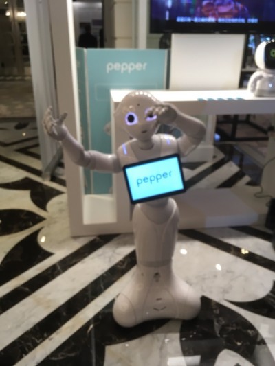 鴻海攜台大開課教AI 明年邀可愛的Pepper當老師