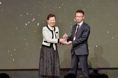 群創65吋8K/4K高螢幕占比多分區薄型化電視拿下「台灣精品銀質獎」