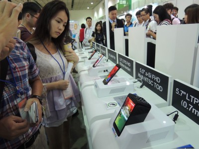 手機規格白熱化 2021年全球手機鏡頭出貨破50億顆