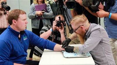 疫苗晶片植入皮膚 COVID-19護照帶著走