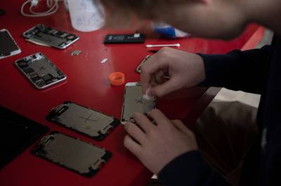 手機壞掉自己來！Google跟進蘋果加入DIY維修陣營