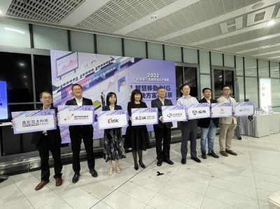 振曜、SDIA、元太攜手桃捷 打造車站彩色電子紙告示牌