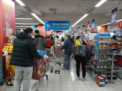 中國家樂福快滅頂？消費者掃貨清空儲值卡